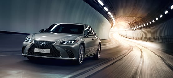 Vit Lexus FSport på gata