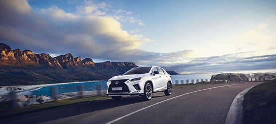 Blå Lexus NX framifrån